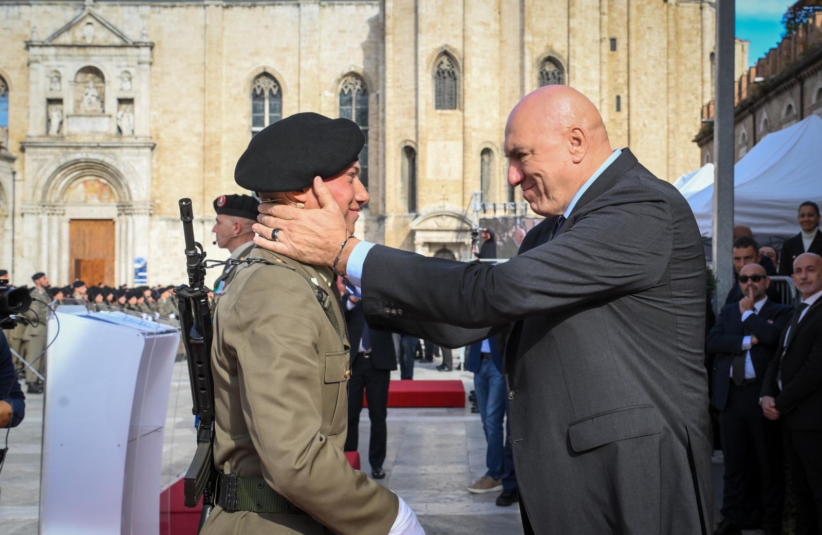 Ministro Crosetto ad Ascoli per il giuramento dell’Esercito: "Sulla Difesa l’Italia si sta preparando"